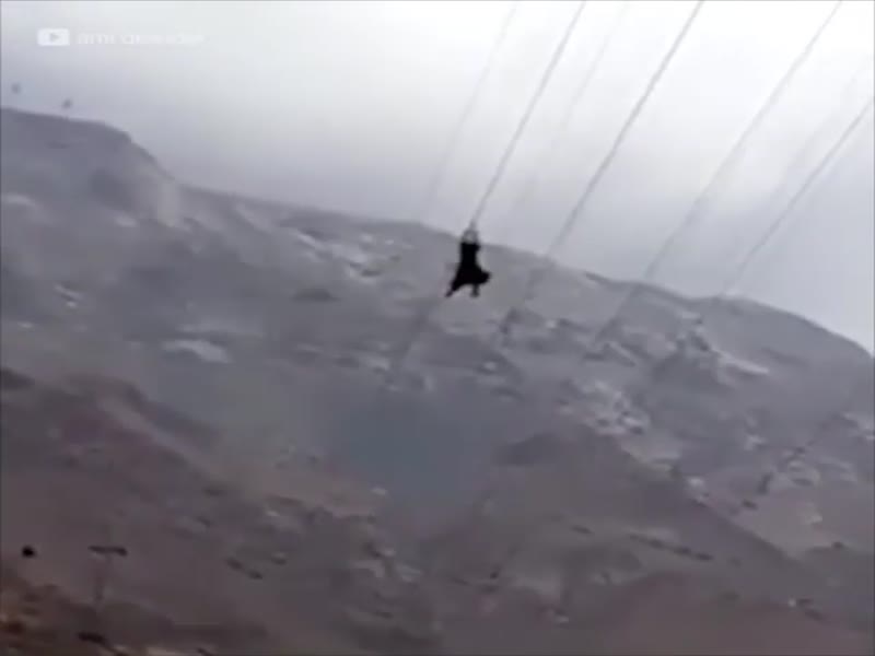 ما قصة الفتاة المعلقة بالحبال في السعودية ؟ شاهدي الفيديو